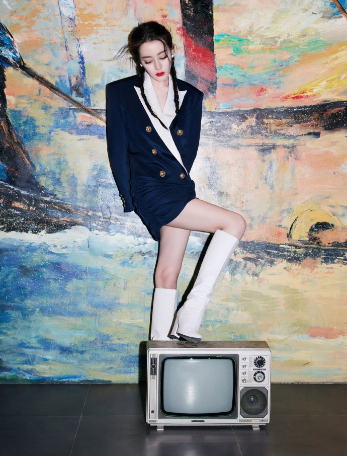 迪丽热巴鱼骨辫复古又摩登写真