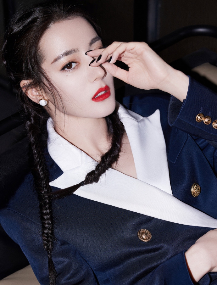 迪丽热巴鱼骨辫复古又摩登写真