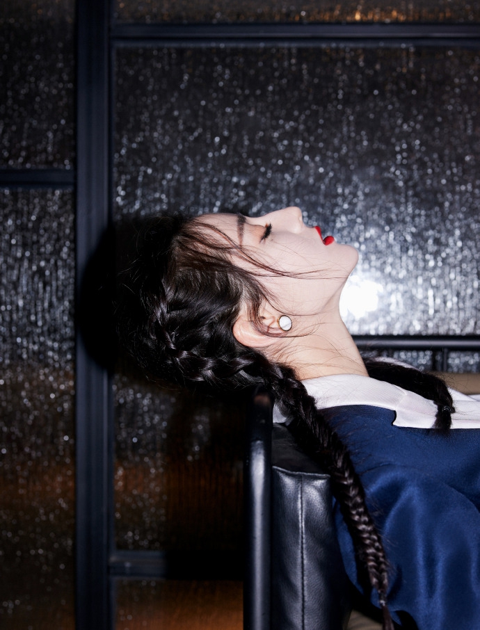 迪丽热巴鱼骨辫复古又摩登写真