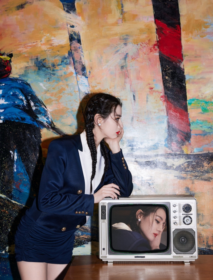 迪丽热巴鱼骨辫复古又摩登写真