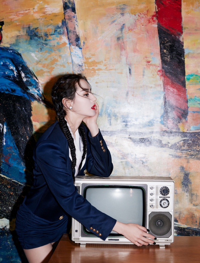 迪丽热巴鱼骨辫复古又摩登写真