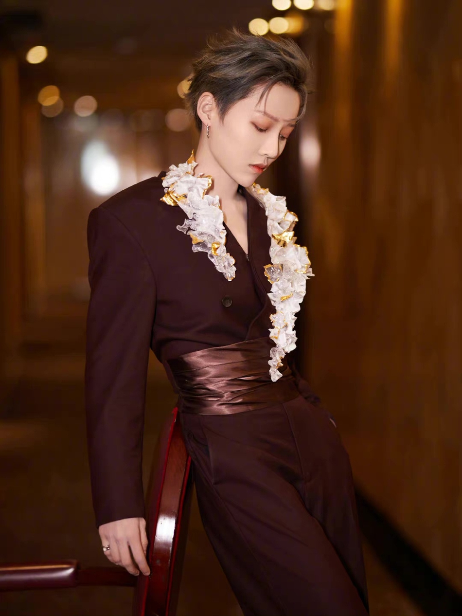 刘雨昕酒红色西装优雅又贵气写真