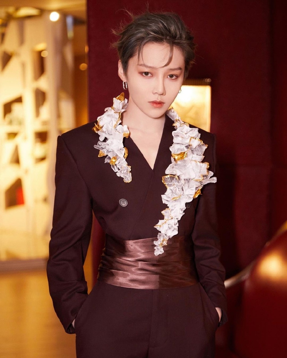 刘雨昕酒红色西装优雅又贵气写真