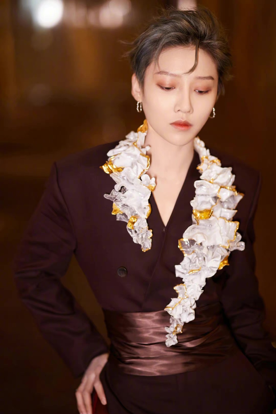 刘雨昕酒红色西装优雅又贵气写真