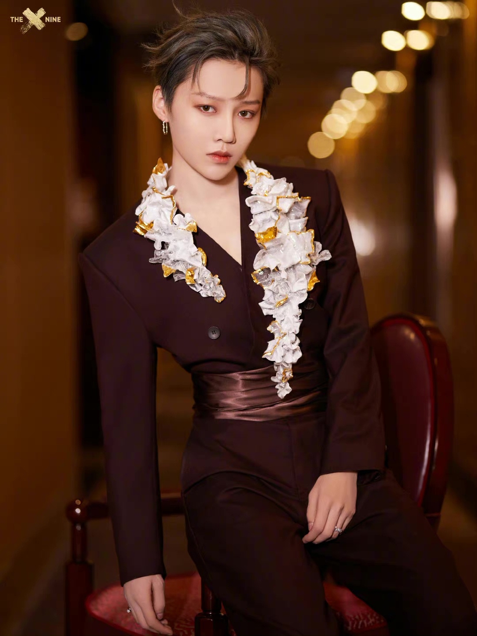 刘雨昕酒红色西装优雅又贵气写真