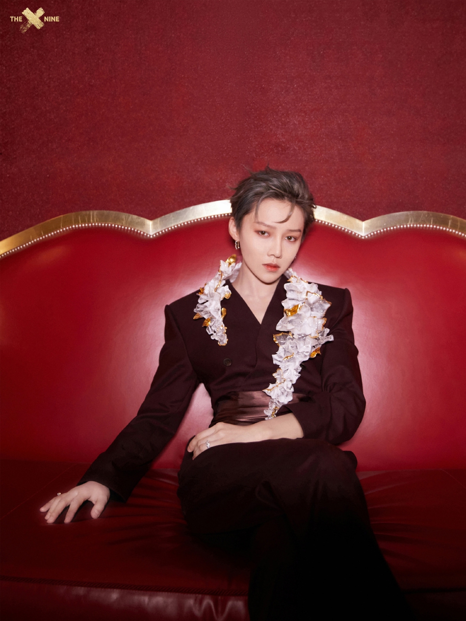 刘雨昕酒红色西装优雅又贵气写真