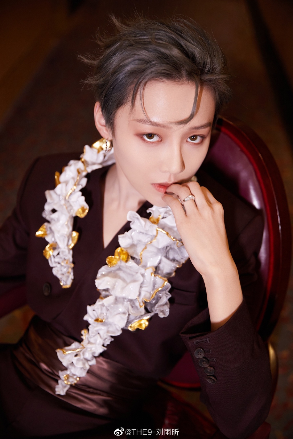刘雨昕酒红色西装优雅又贵气写真