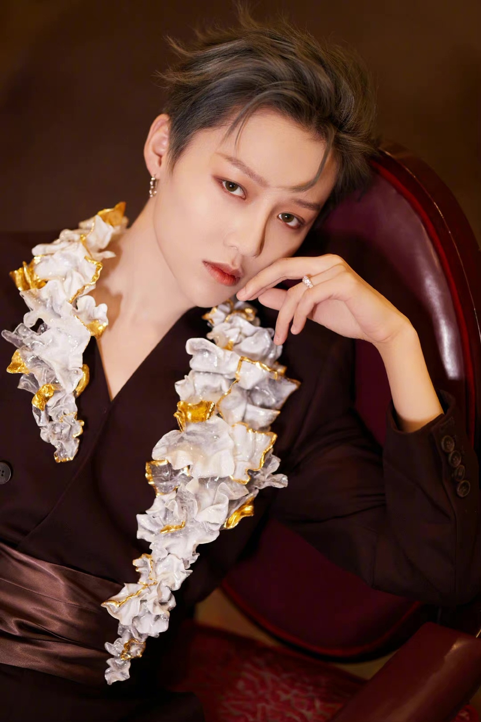 刘雨昕酒红色西装优雅又贵气写真