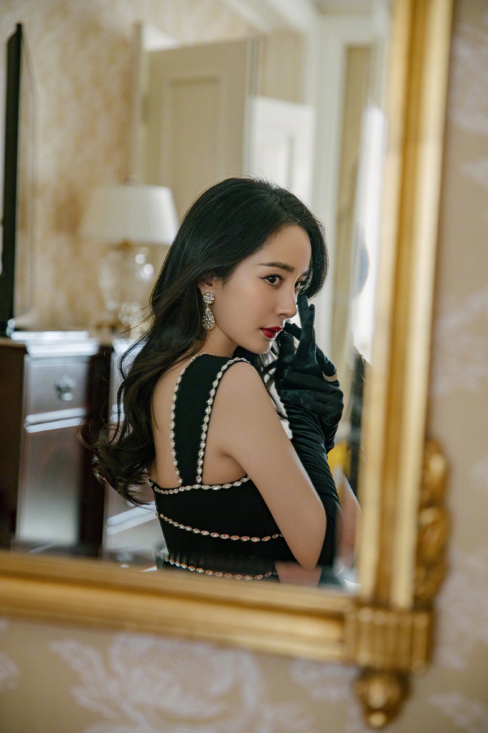 杨幂黑色缎带长裙风情万种写真