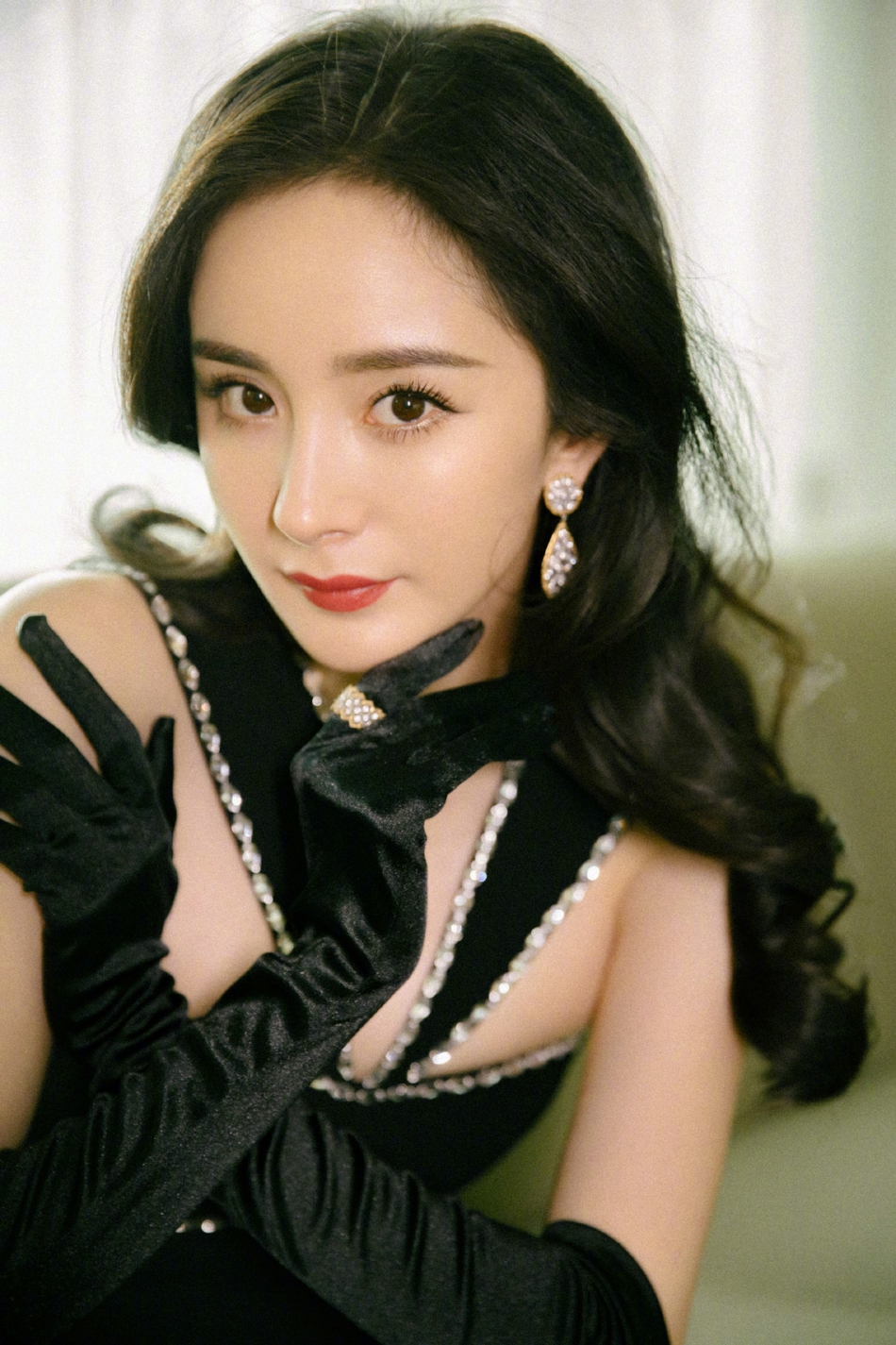 杨幂黑色缎带长裙风情万种写真