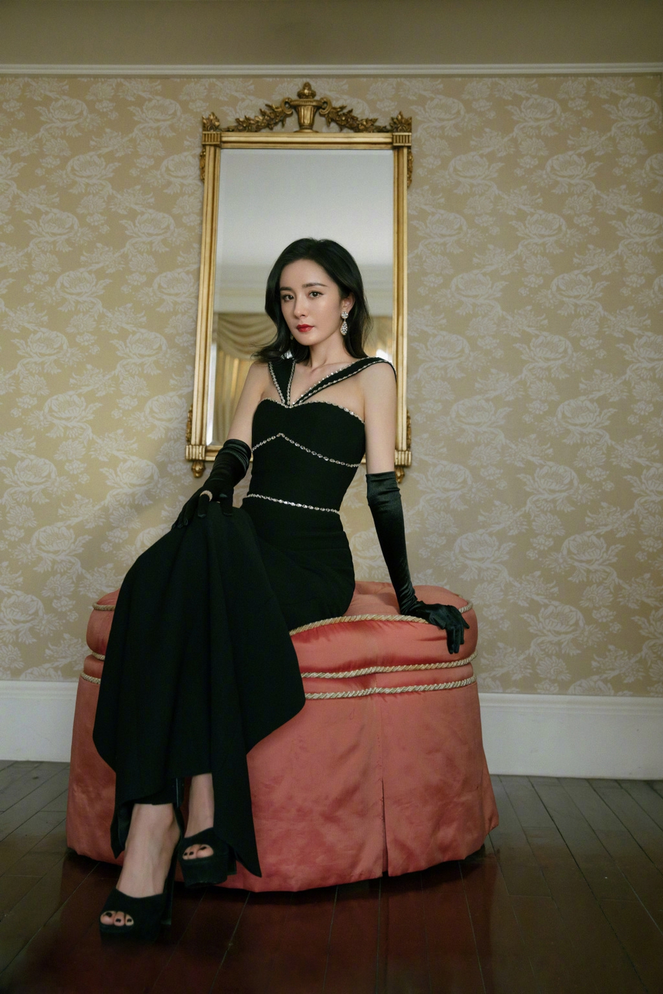 杨幂黑色缎带长裙风情万种写真
