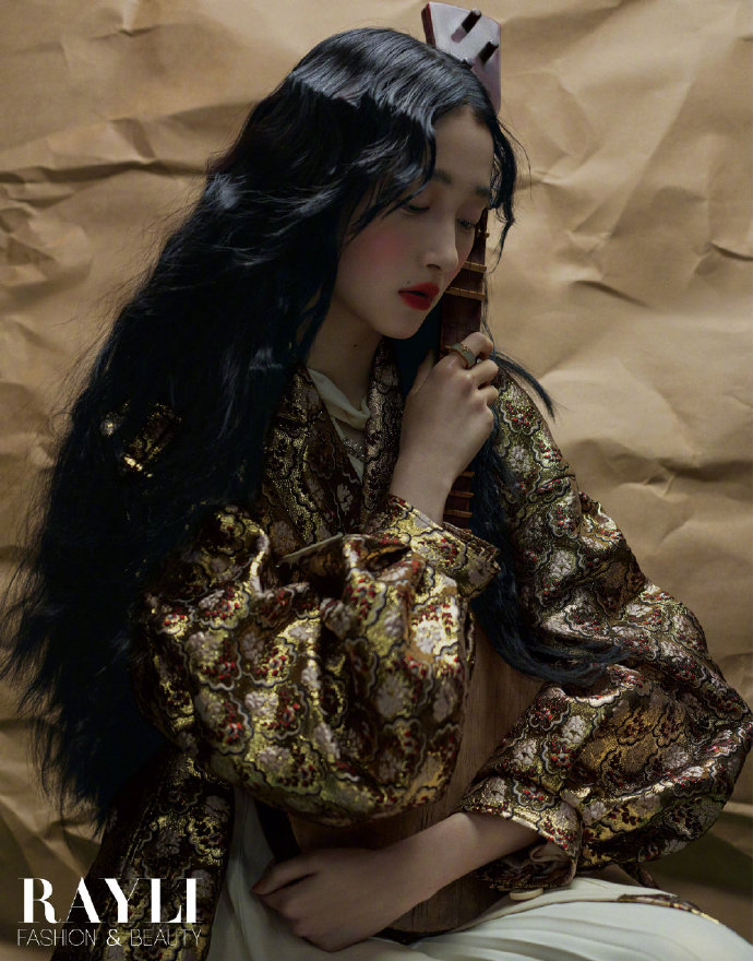 关晓彤黑暗芭比风造型时尚写真