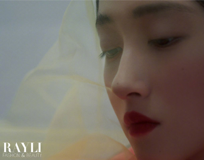 关晓彤黑暗芭比风造型时尚写真