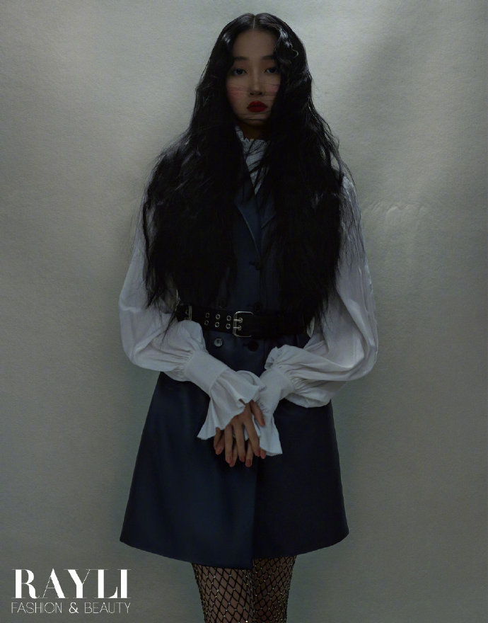 关晓彤黑暗芭比风造型时尚写真