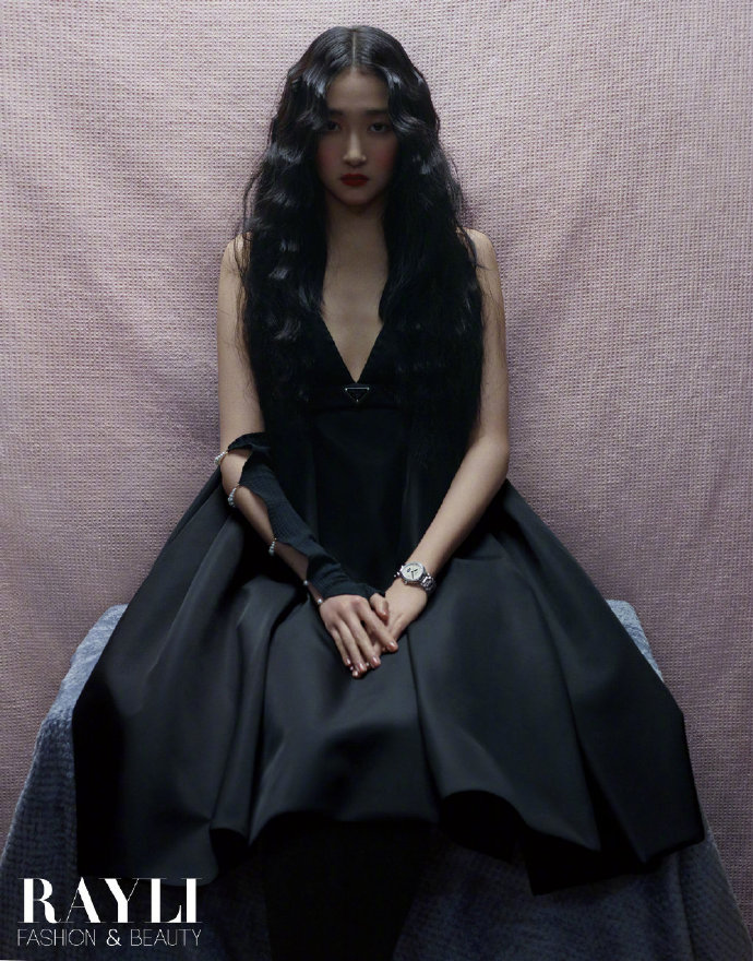 关晓彤黑暗芭比风造型时尚写真