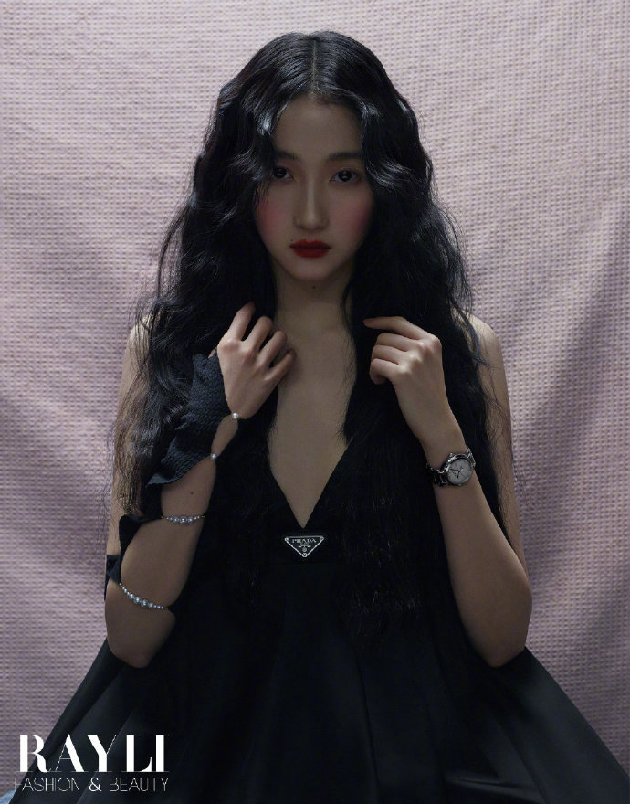 关晓彤黑暗芭比风造型时尚写真