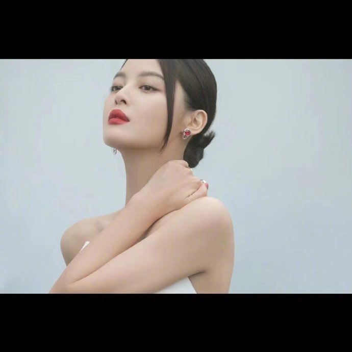 辛芷蕾简约造型诠释优雅大气写真