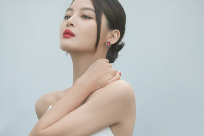 辛芷蕾简约造型诠释优雅大气写真