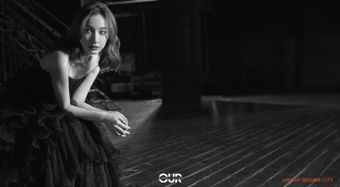 吴昕置身舞台演绎万种风情写真