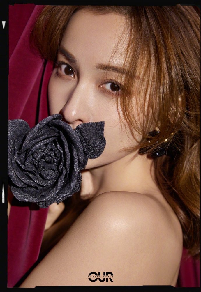 吴昕置身舞台演绎万种风情写真