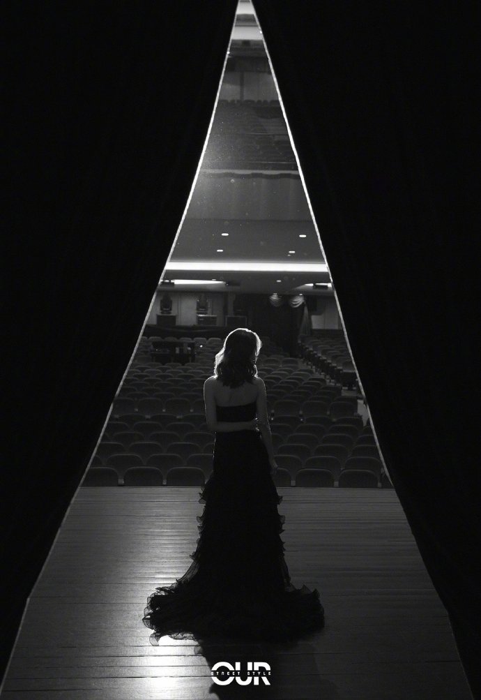 吴昕置身舞台演绎万种风情写真