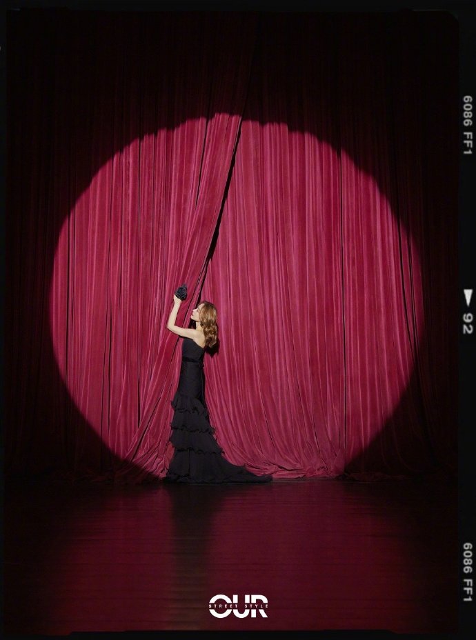 吴昕置身舞台演绎万种风情写真