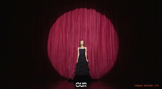 吴昕置身舞台演绎万种风情写真