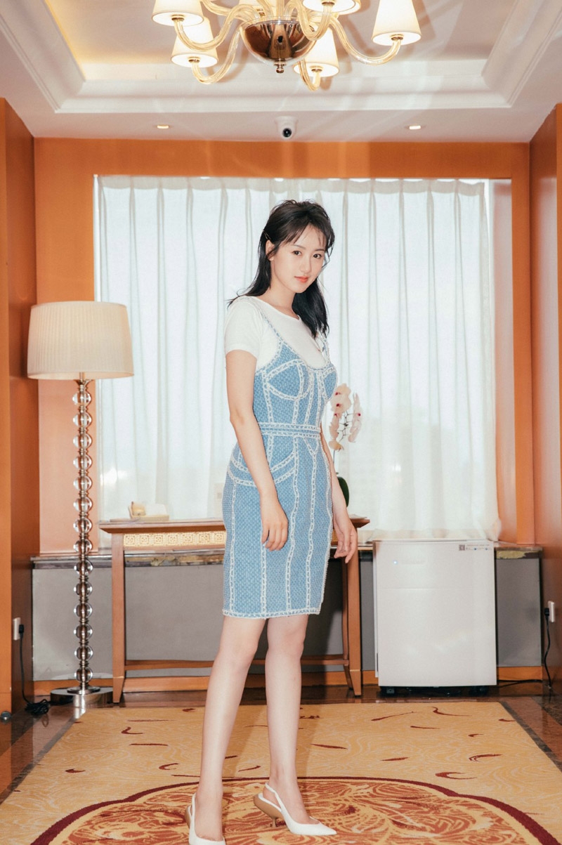 袁冰妍T恤吊带裙少女感满满写真