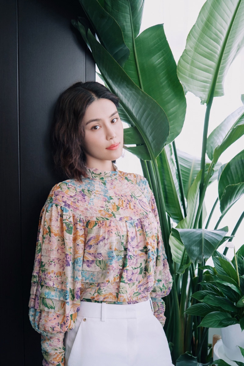 韩丹彤利落短发尽显御姐范儿写真