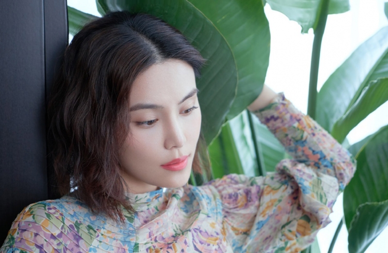 韩丹彤利落短发尽显御姐范儿写真