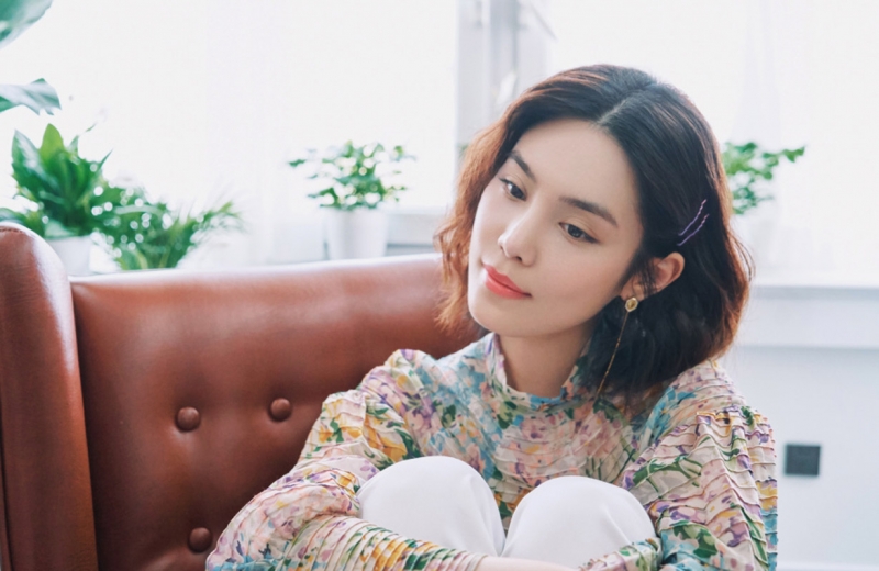 韩丹彤利落短发尽显御姐范儿写真