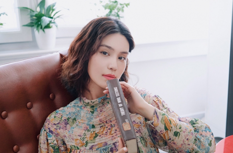 韩丹彤利落短发尽显御姐范儿写真