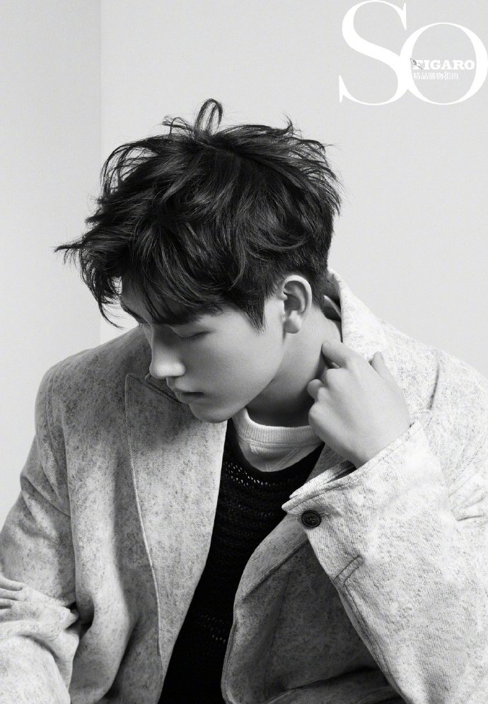 陈飞宇置身红白背景随性舒展写真