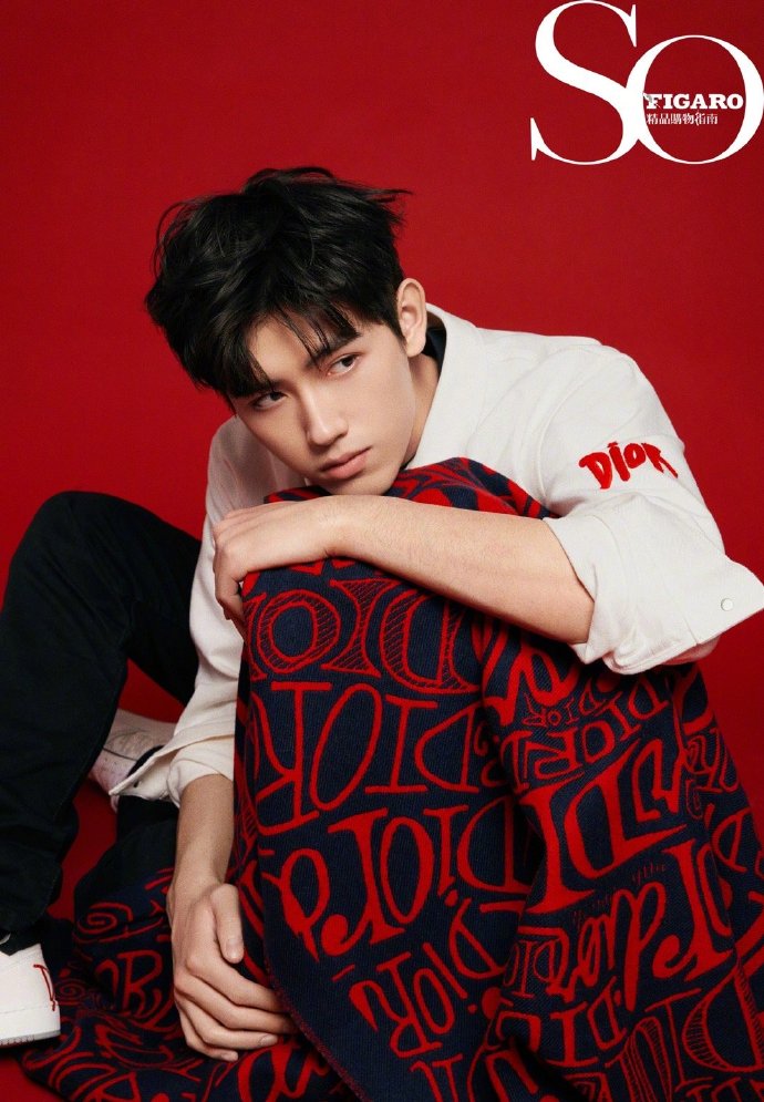 陈飞宇置身红白背景随性舒展写真