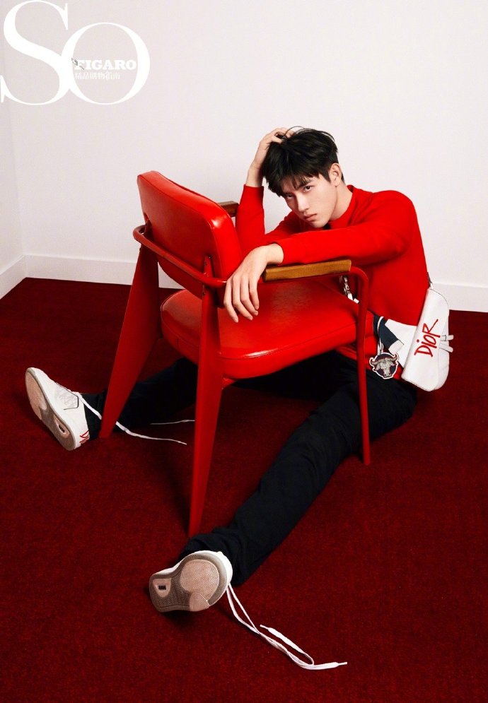 陈飞宇置身红白背景随性舒展写真