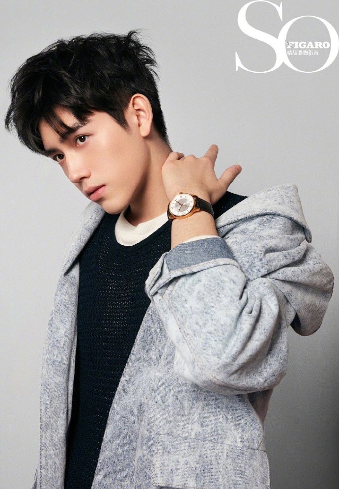 陈飞宇置身红白背景随性舒展写真