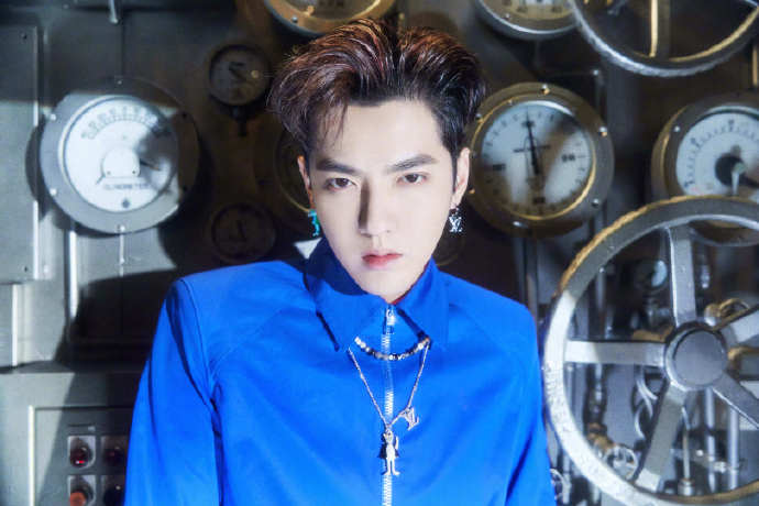 吴亦凡宝石蓝造型荷尔蒙爆棚写真