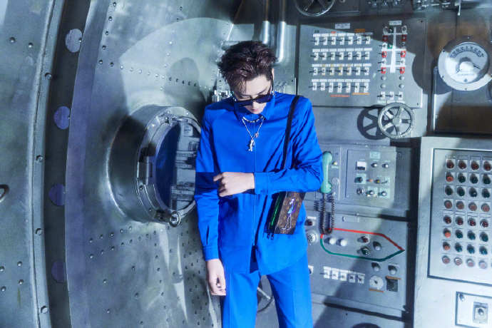 吴亦凡宝石蓝造型荷尔蒙爆棚写真