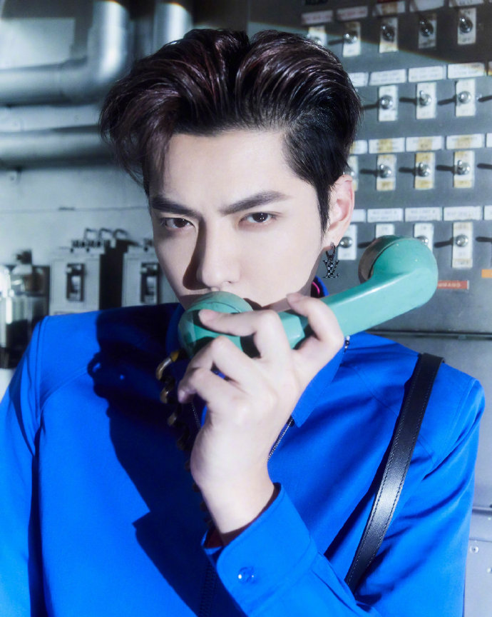 吴亦凡宝石蓝造型荷尔蒙爆棚写真