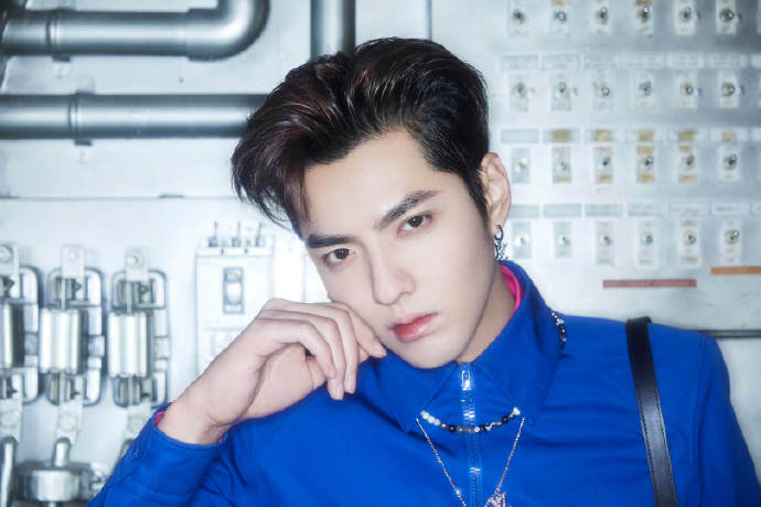 吴亦凡宝石蓝造型荷尔蒙爆棚写真