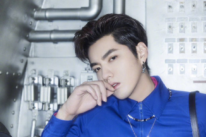 吴亦凡宝石蓝造型荷尔蒙爆棚写真