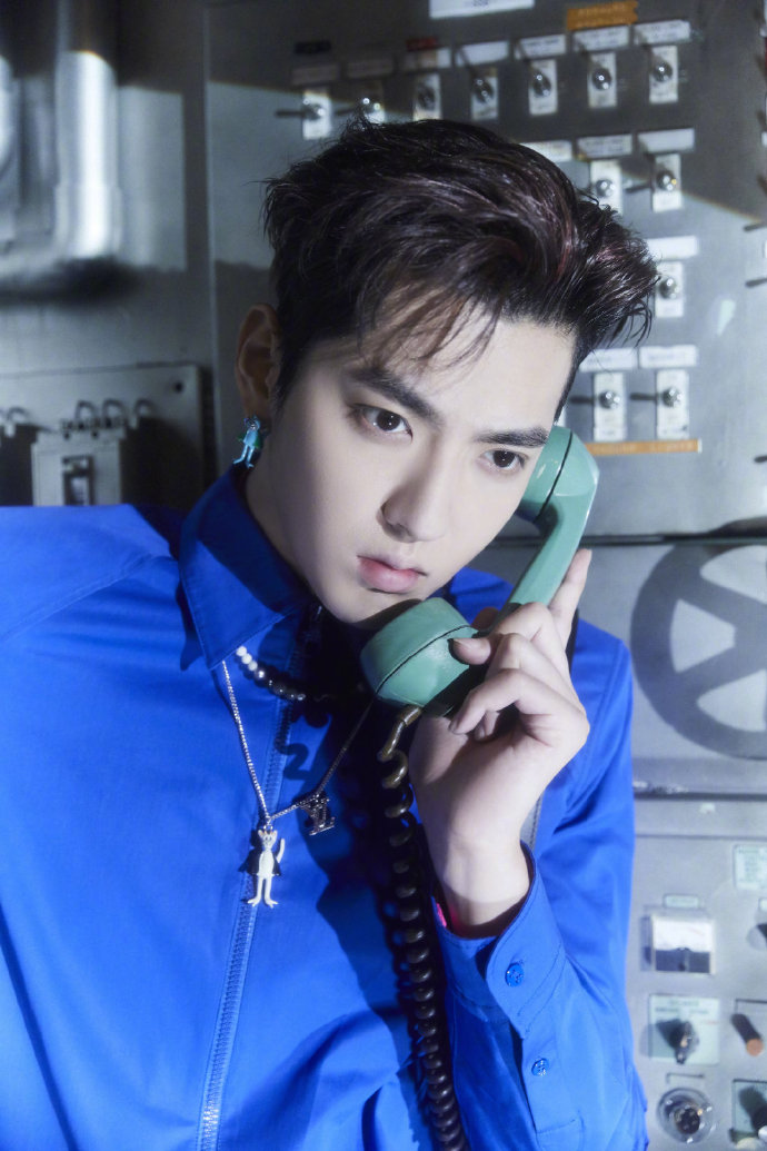 吴亦凡宝石蓝造型荷尔蒙爆棚写真