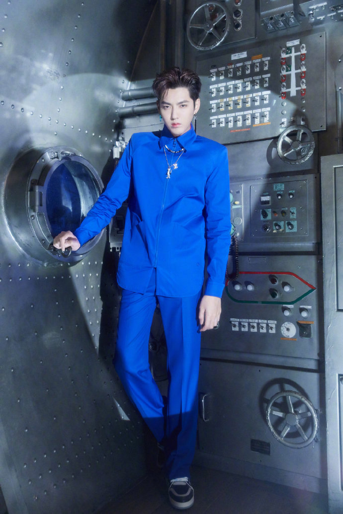 吴亦凡宝石蓝造型荷尔蒙爆棚写真