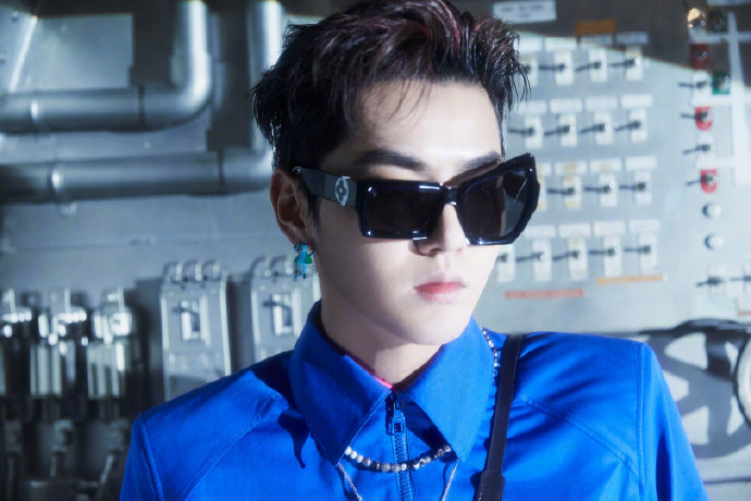 吴亦凡宝石蓝造型荷尔蒙爆棚写真