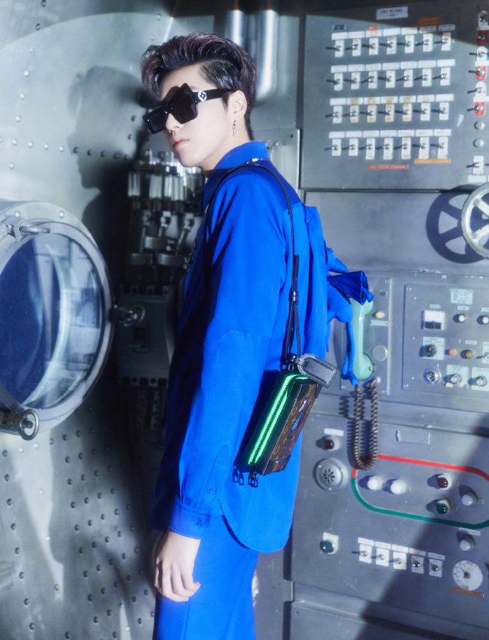 吴亦凡宝石蓝造型荷尔蒙爆棚写真