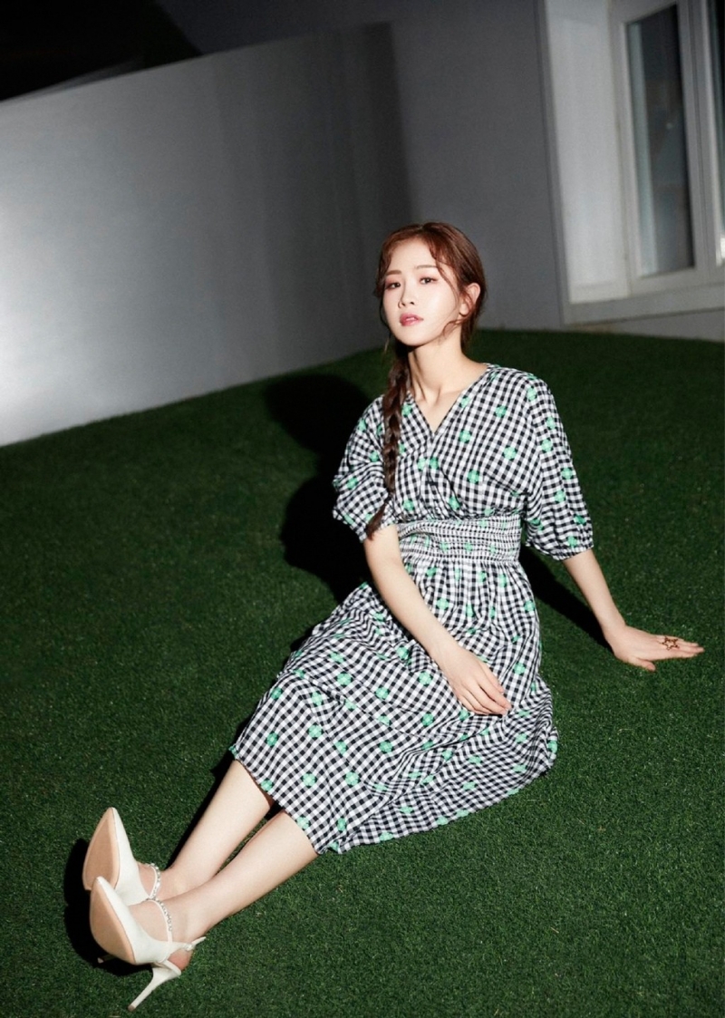 徐紫茵黑白格连衣裙素雅文艺写真