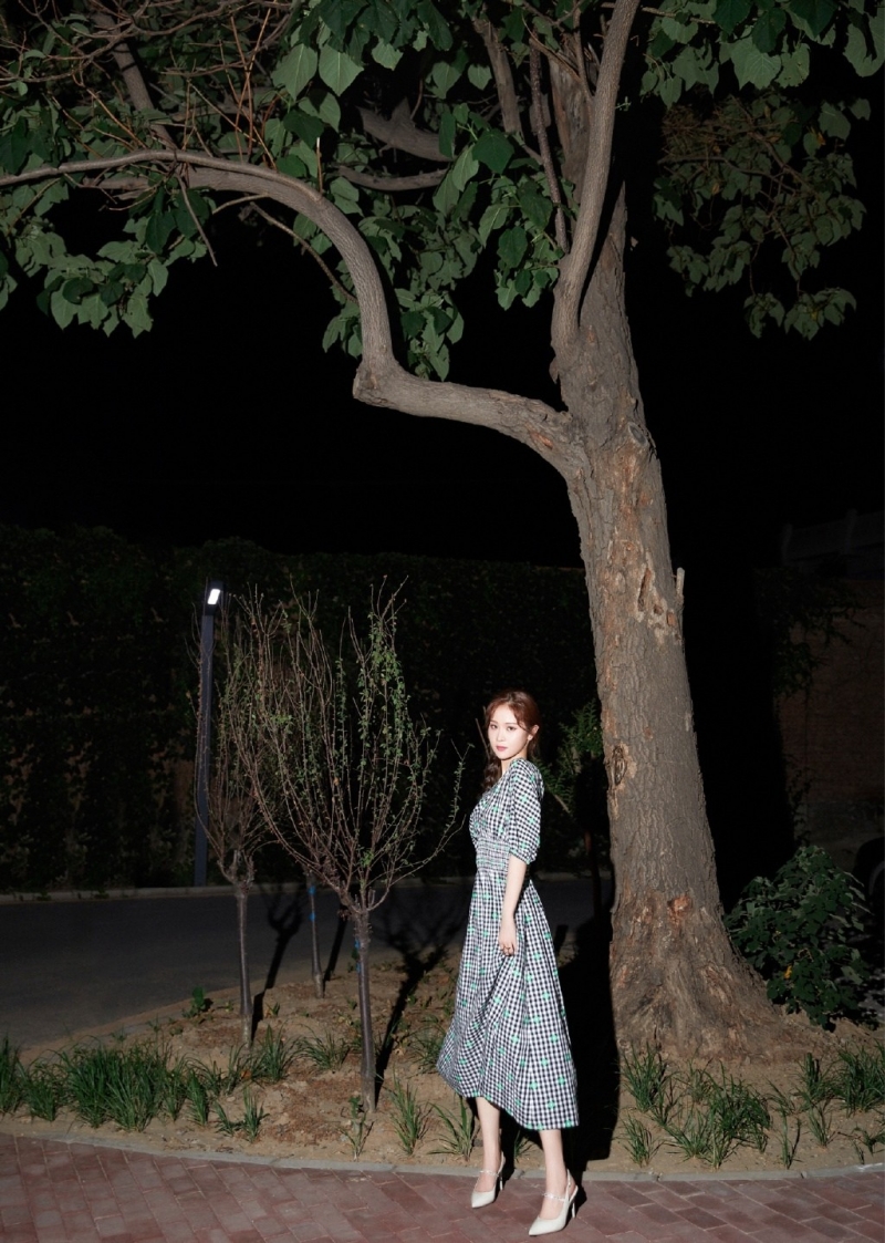 徐紫茵黑白格连衣裙素雅文艺写真