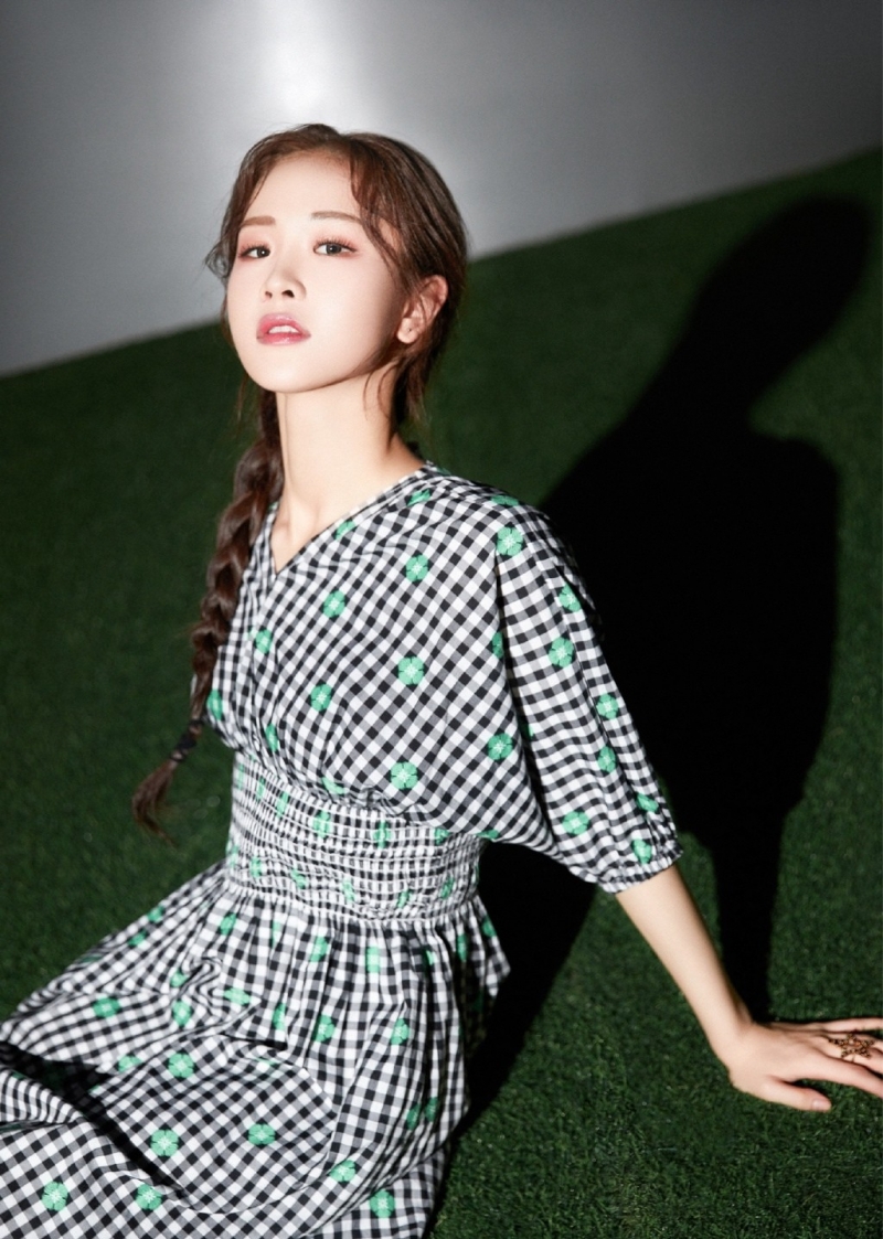 徐紫茵黑白格连衣裙素雅文艺写真