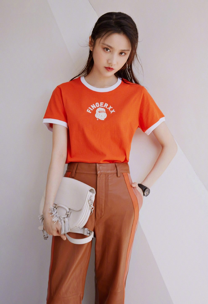 张慧雯橘色T恤搭配直筒皮裤写真