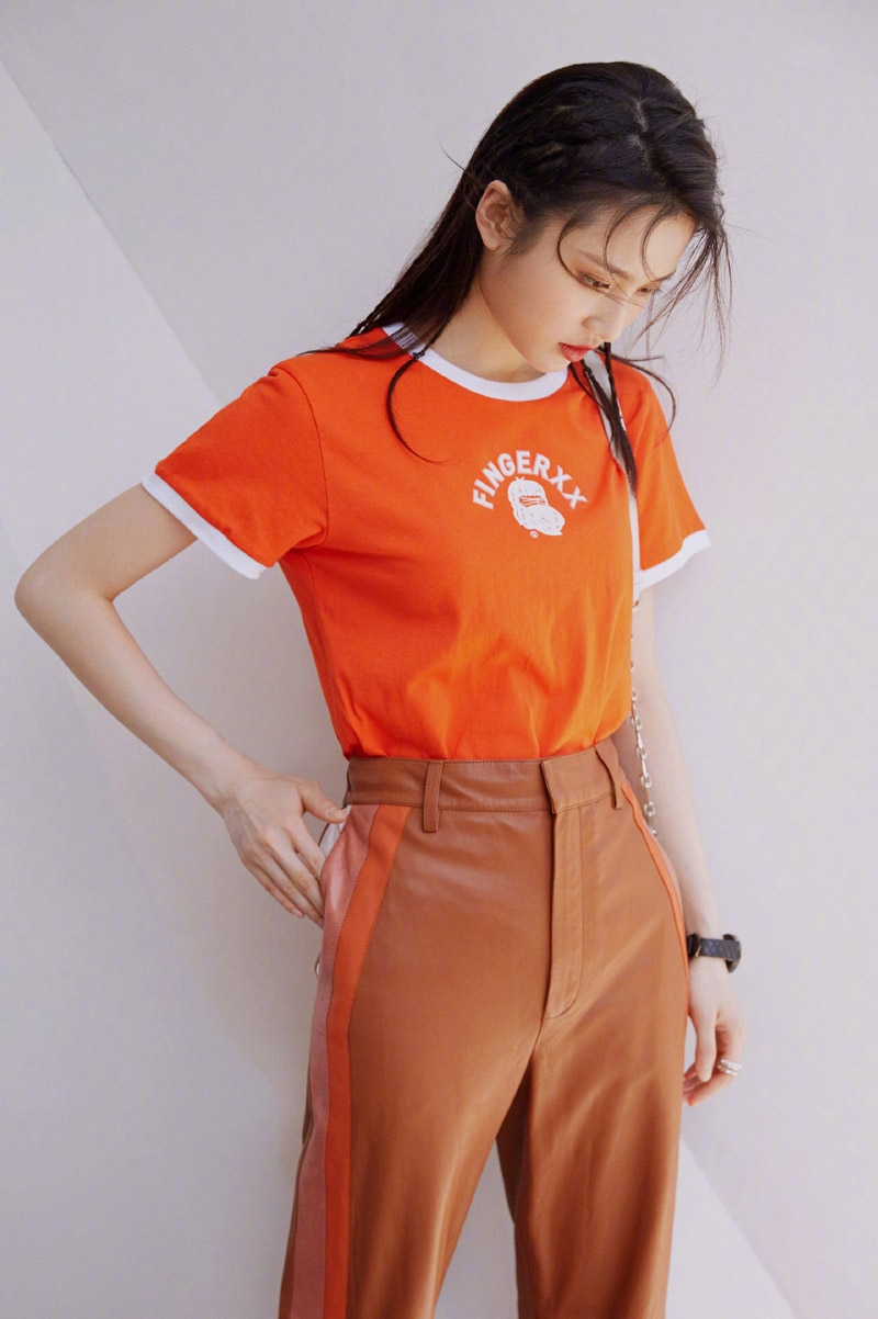 张慧雯橘色T恤搭配直筒皮裤写真